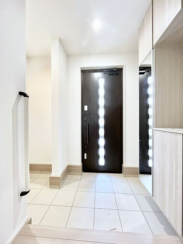 ~Entrance~ 玄関は家の顔といわれますが我が家のセンスをさりげなく感じさせる魅力ある玄関造りも楽しみの一つ。帰宅する度に家族がほっとできる心地よい空間造りも大切ですね♪