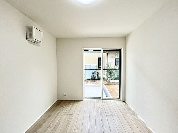 ~Bed Room~ 「今日も一日お疲れ様」とご夫婦でゆったりくつろげる寝室。毎日の家事やお仕事に疲れた日はフカフカのベットで癒されてください。テレビや本棚をおいても快適な広さが自慢♪