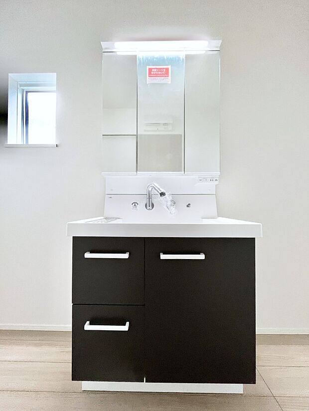 ~Dressing Room~ 暗くなりがちな洗面所も窓があると採光と換気が可能なので気持ちよくお使い頂けます。三面鏡タイプの洗面台は鏡裏収納で散らかりがちな洗面所もスッキリ♪