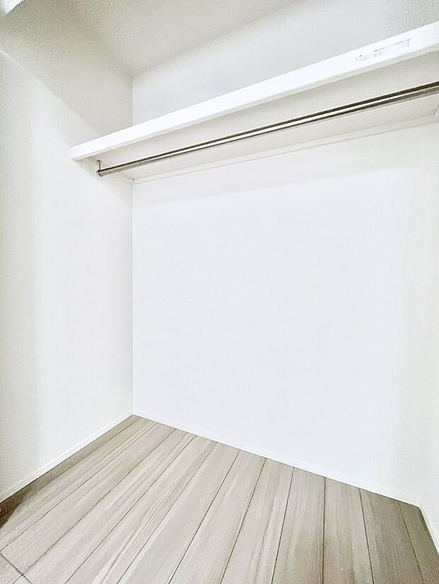 ~Closet~ 壁面クローゼットがあればタンスを置く必要がなく、出っ張りのないスッキリ空間を維持できます。限られたスペースを有効に活用できそう。季節の衣類や趣味の品などたっぷり収納出来ますね♪