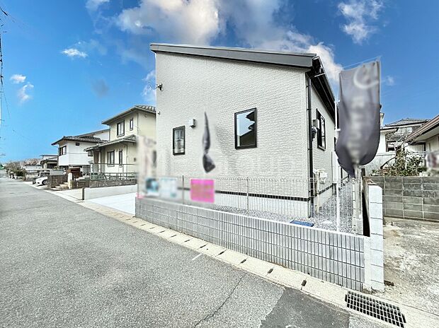 ~Exterior~ 堂々たる趣ながら、主張し過ぎずどこか余裕を感じさせるシャープなフォルムで佇む邸宅は、晴天の空と照らし合わせる事で、本来あるべき完成形の姿を見せてくれます。