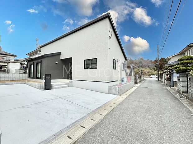 ~Exterior~ 前面道路は閑静な住宅地をはしる車通りの少ない道路。駐車の出し入れもらくらくです!ご不明点・現地見学のご希望は、お気軽にお問い合わせください!