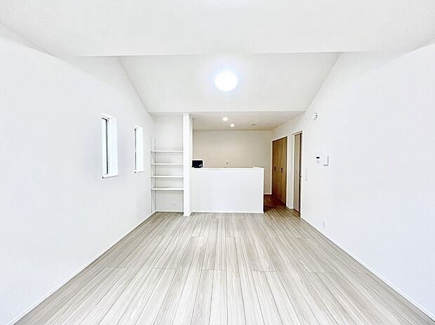 ~Living~ 家族の一体感を感じられる広々としたスペース。家族と過ごす時間を大切にする方にピッタリのゆとりの住空間です。お子様が走り回っても安心して見守れます。家族の笑い声が今にも目に浮かびます。