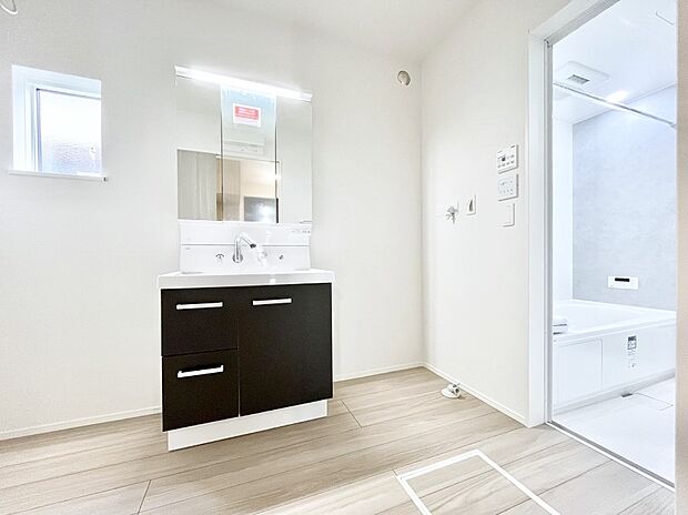 ~Dressing Room~ 明るく清潔感溢れるパウダールーム。毎日使う場所だからこそ、快適な空間となっております。シャンプードレッサーを採用しておりますので、朝シャンも手軽に出来ます。