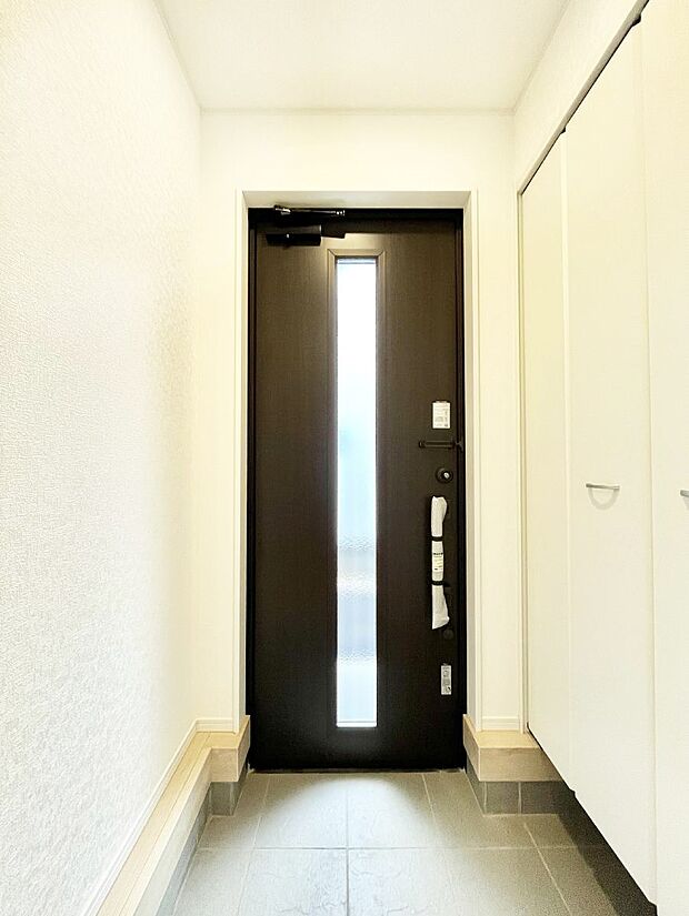 ~Entrance~ 玄関は家の顔といわれますが我が家のセンスをさりげなく感じさせる魅力ある玄関造りも楽しみの一つ。帰宅する度に家族がほっとできる心地よい空間造りも大切ですね♪