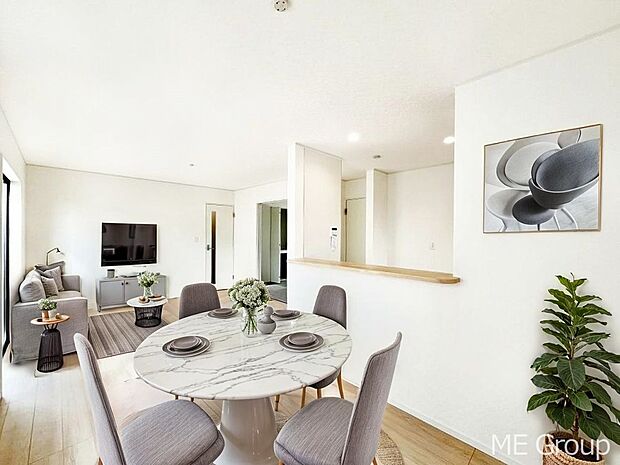 ~Living~ 家族の会話や笑顔が行き交うリビングです。子供が走ってる姿を見ながら、大きなソファやダイニングテーブルでゆったり食事をしたりくつろぎたい♪そんな夢が叶えられる空間です!※家具はCGです