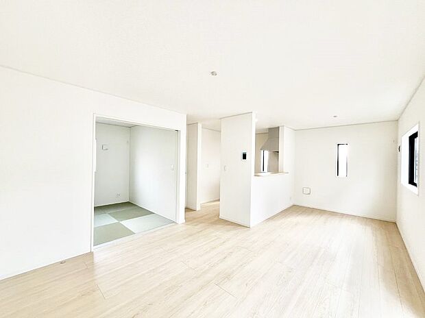 ~Living~ 飽きの来ないシンプルでおしゃれなLDK。大きな窓から日差しが差し込むので室内も明るく、家族の憩いの場としてピッタリです。開放感と日当たりの良さを是非ご覧ください!