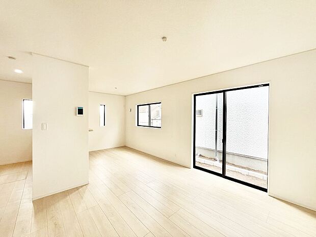 ~Living~ 豊かな陽光がこの場所を照らしだす。 光溢れるこの空間はみんなの笑顔が集う場所、時を忘れ、つきることのないたわいもない会話を楽しむ時間、たくさんの思いが綴られる場所。