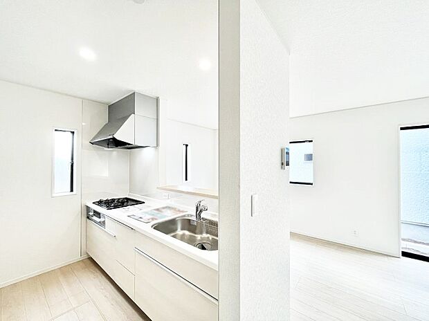 ~Kitchen~ 「さぁ今日は何を作ろう」こんなキッチンなら思いっきり料理ができちゃいます。キッチンからはリビングが一望できます。家族がつながるお家がここにございます。