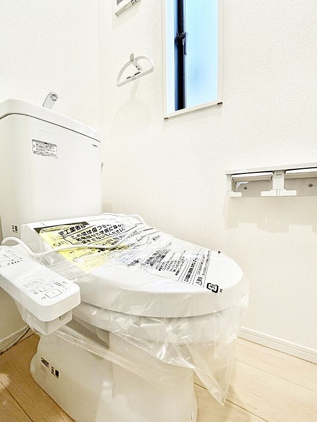 ~Toilet~ 清潔感のある水回り♪トイレはウォシュレット付きです◎トイレは毎日使わざるを得ないもの。いつも清潔を保ちたいですね。トイレが2ヶ所あるので朝の混雑時に便利です!