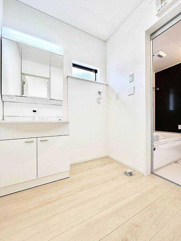 ~Dressing Room~ 清潔感溢れる色合いで統一されていると、スッキリと整った印象をうけます。 鏡の裏にはたっぷりと収納スペースを標準装備! 水廻りは、シンプルかつ機能性を重視して。