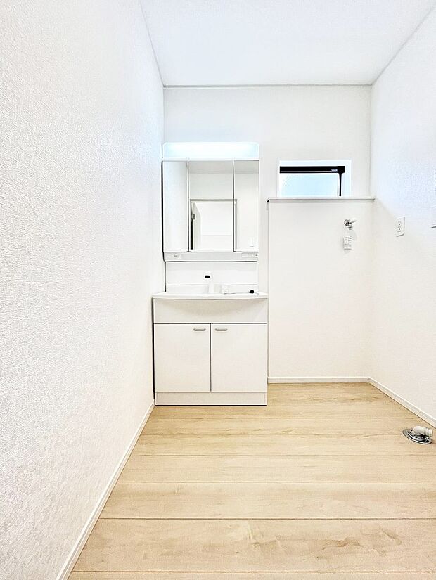 ~Dressing Room~ 十分な大きさの洗面台は収納もさる事ながら、身だしなみチェックや歯磨きなど、朝の慌ただしい時間でもホテルライクなスペースで余裕とゆとりを感じて頂けます。