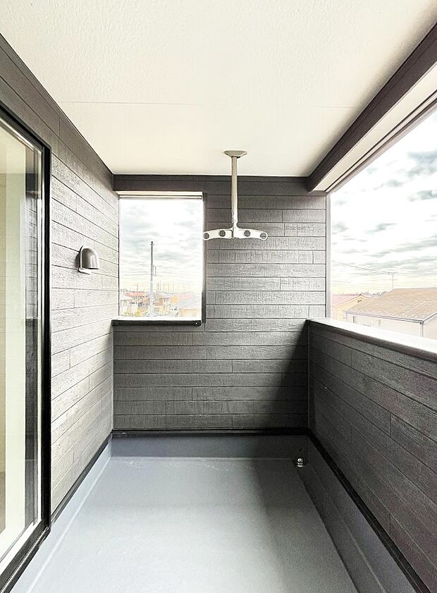 ~Balcony~ インナーバルコニーは洗濯物を干すスペースとして急な雨で洗濯物が濡れてしまうのを防いでくれます◎チェアでくつろいだり、夏には周りを気にせずビニールプールが楽しめますね♪