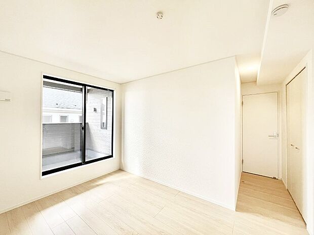 ~Bed Room~ バルコニーからの採光で朝もスッキリ目が覚めそうですね!穏やかな光が差し込む室内には、穏やかな時間が流れます。休日には、落ち着いた空間で自分の趣味を楽しむのはいかがですか。