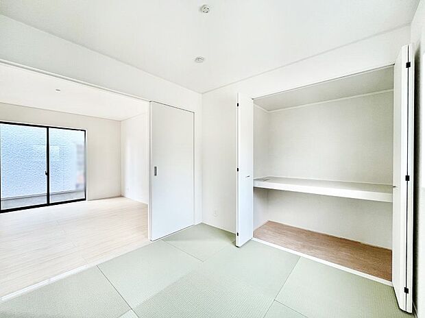 ~Japanese Room~ LDK隣接の和室は、アイロンがけなど奥様の家事スペースとして、また小さなお子様のいるご家庭ではお昼寝やおむつ替えの場としてご活用いただけます。