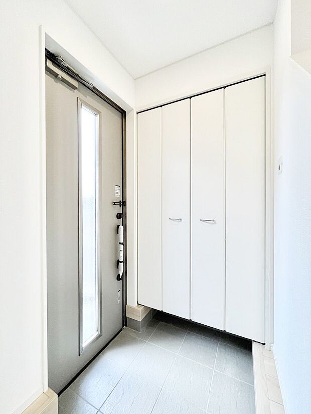 ~Entrance~ 玄関は家の顔といわれますが我が家のセンスをさりげなく感じさせる魅力ある玄関造りも楽しみの一つ。帰宅する度に家族がほっとできる心地よい空間造りも大切ですね♪