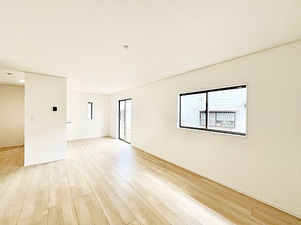 ~Living~ 飽きの来ないシンプルでおしゃれなLDK。大きな窓から日差しが差し込むので室内も明るく、家族の憩いの場としてピッタリです。開放感と日当たりの良さを是非ご覧ください!