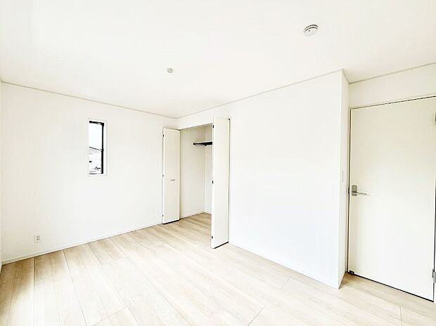 ~Bed Room~ 部屋数が多いのが戸建てのメリットです。ご家族が増えたことで手狭に感じていた住まいも戸建てでは各居室プライバシーを保つことができます。住まいにゆとりが生まれ心もリラックスできます♪
