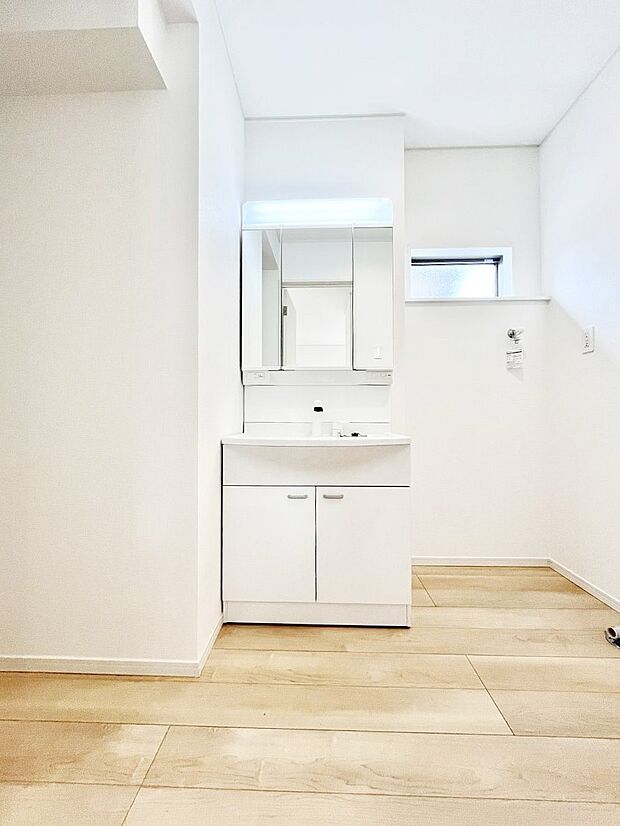 ~Dressing Room~ 清潔感溢れる色合いで統一されていると、スッキリと整った印象をうけます。 鏡の裏にはたっぷりと収納スペースを標準装備! 水廻りは、シンプルかつ機能性を重視して。