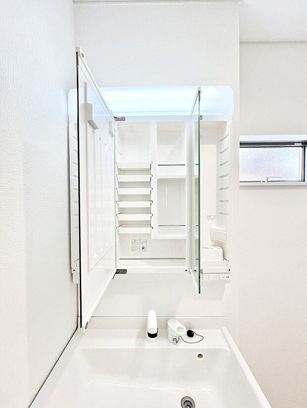 三面鏡の裏に、化粧品や衛生用品などを収納可能。洗面台をすっきりと保ちます!