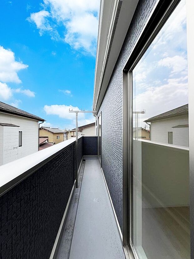 ~Balcony~ バルコニーは温かい陽がさしこみ、お布団や洗濯物を気持ちよく干すことができます。 使いやすく開放的なバルコニーです♪陽ざしがたっぷり降り注ぐ、バルコニー付き住まい。