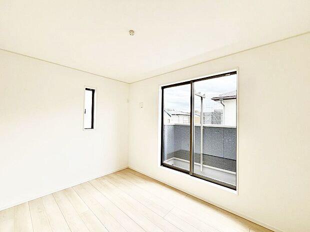 ~Bed Room~ 2面採光を確保した明るい室内は、風通しも良く、大変居心地の良い空間となっております。爽やかな風を感じて起きる朝は、快適生活の始まりに!日当たりや通風がとても良い住まい♪