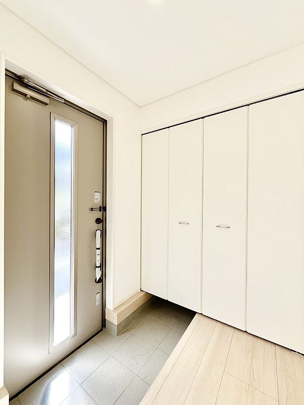 ~Entrance~ 玄関は家の顔といわれますが我が家のセンスをさりげなく感じさせる魅力ある玄関造りも楽しみの一つ。帰宅する度に家族がほっとできる心地よい空間造りも大切ですね♪