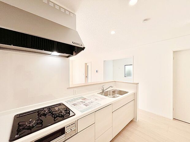 ~Kitchen~ リビングが見渡せるカウンターキッチン。料理をしながら家族とコミュニケーションをとれるだけでなく、大きな開放感も得ることができます。 お子様の成長も感じることができますね!