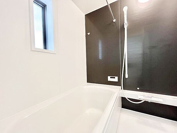 ~Bath Room~ ゆったりと足を伸ばして入浴することが可能!一日の疲れを癒す貴重なバスタイムです。お子様とご一緒でも十分な広さなので、リビングとは違った家族団欒のひと時をお楽しみいただけます。