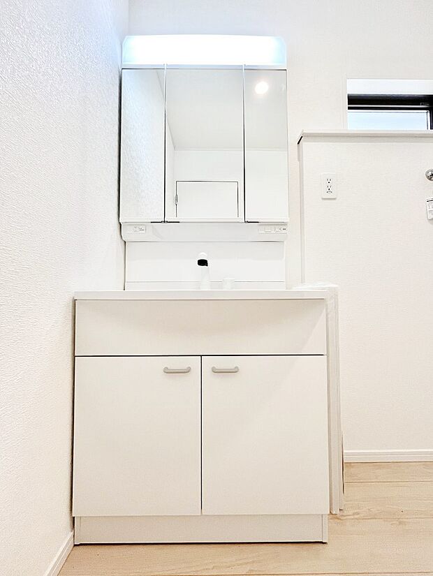 ~Dressing Room~ 十分な大きさの洗面台は収納もさる事ながら、身だしなみチェックや歯磨きなど、朝の慌ただしい時間でもホテルライクなスペースで余裕とゆとりを感じて頂けます。