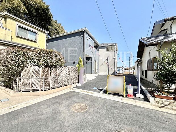 ~Exterior~ 前面道路は閑静な住宅地をはしる車通りの少ない道路。駐車の出し入れもらくらくです!ご不明点・現地見学のご希望は、お気軽にお問い合わせください!