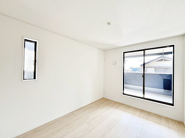 ~Bed Room~ バルコニーからの採光で朝もスッキリ目が覚めそうですね!穏やかな光が差し込む室内には、穏やかな時間が流れます。休日には、落ち着いた空間で自分の趣味を楽しむのはいかがですか。