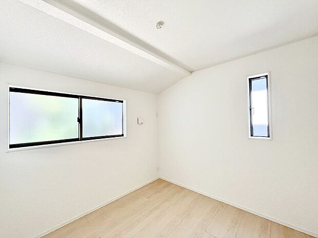 ~Bed Room~ 木の温もりがやさしいフローリングは安らぎをもたらすプライベート空間。明るめのフローリングですので、壁紙ともマッチし、お部屋を更に広く見せてくれる効果も。