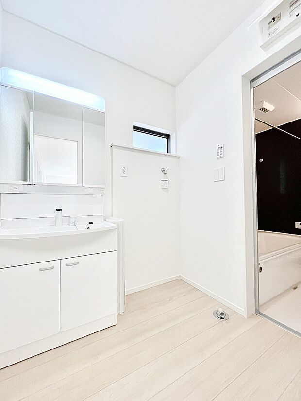 ~Dressing Room~ 明るく清潔感溢れるパウダールーム。毎日使う場所だからこそ、快適な空間となっております。シャンプードレッサーを採用しておりますので、朝シャンも手軽に出来ます。