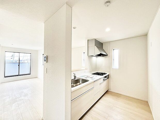 ~Kitchen~リビングが見渡せるカウンターキッチン。料理をしながら家族とコミュニケーションをとれるだけでなく、大きな開放感も得ることができます。 お子様の成長も感じることができますね!