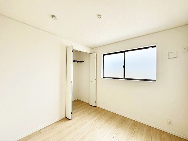 ~Bed Room~ 全居室には収納クローゼットを完備!普段使いのお洋服や小物はもちろん、季節物のお洋服などもしっかりと整理整頓おしまい頂けます。 居室空間を広く使用できますね。