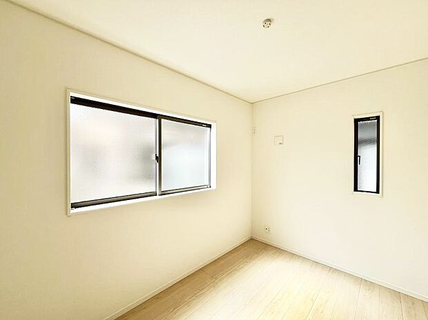 ~Bed Room~ 部屋数が多いのが戸建てのメリットです。ご家族が増えたことで手狭に感じていた住まいも戸建てでは各居室プライバシーを保つことができます。住まいにゆとりが生まれ心もリラックスできます♪