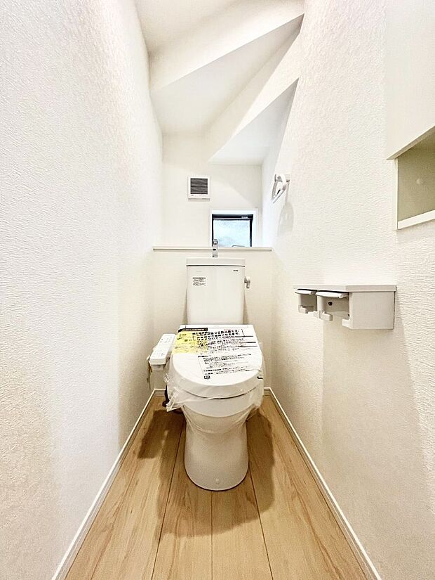 ~Toilet~ 綺麗・スッキリ・快適なウォシュレット付トイレでくつろげる空間です。1、2階共にトイレスペース!採光もあり明るく、快適空間となっております♪毎日使う場所だからこその配慮です!