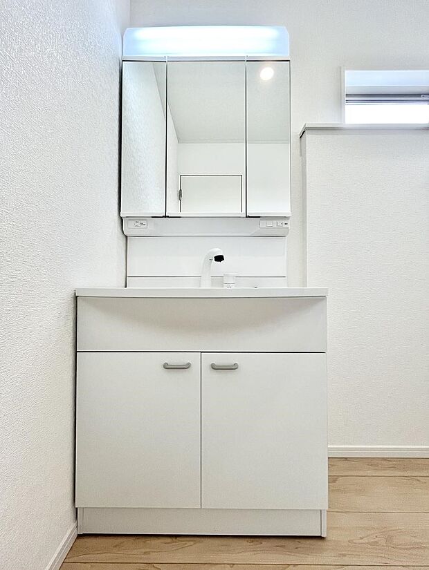 ~Dressing Room~ 十分な大きさの洗面台は収納もさる事ながら、身だしなみチェックや歯磨きなど、朝の慌ただしい時間でもホテルライクなスペースで余裕とゆとりを感じて頂けます。