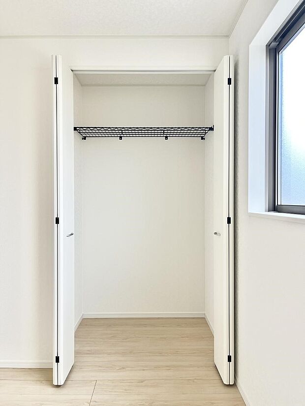 ~Closet~ 壁面クローゼットがあればタンスを置く必要がなく、出っ張りのないスッキリ空間を維持できます。限られたスペースを有効に活用できそう。季節の衣類や趣味の品などたっぷり収納出来ますね♪