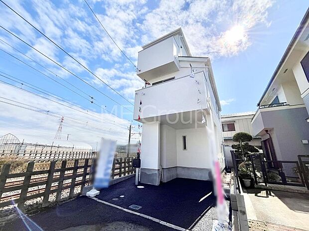 ~Exterior~ 一戸建ての大きなメリットは、自分達の「土地」を「自由に」使える事です。ガーデニングやDIY,車やバイクの趣味など様々な用途で利用できます。