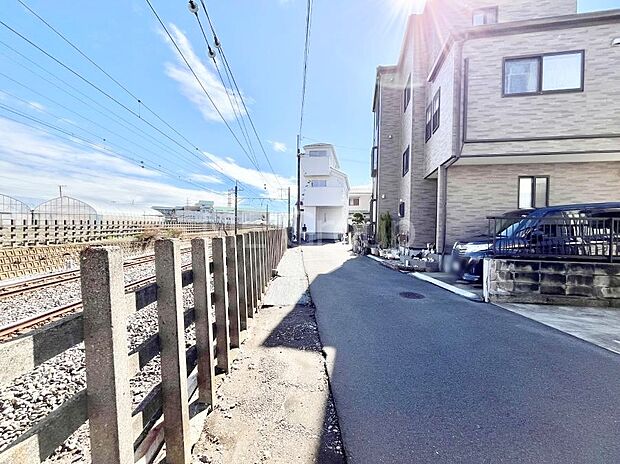 ~Exterior~ 前面道路は閑静な住宅地をはしる車通りの少ない道路。駐車の出し入れもらくらくです!ご不明点・現地見学のご希望は、お気軽にお問い合わせください!