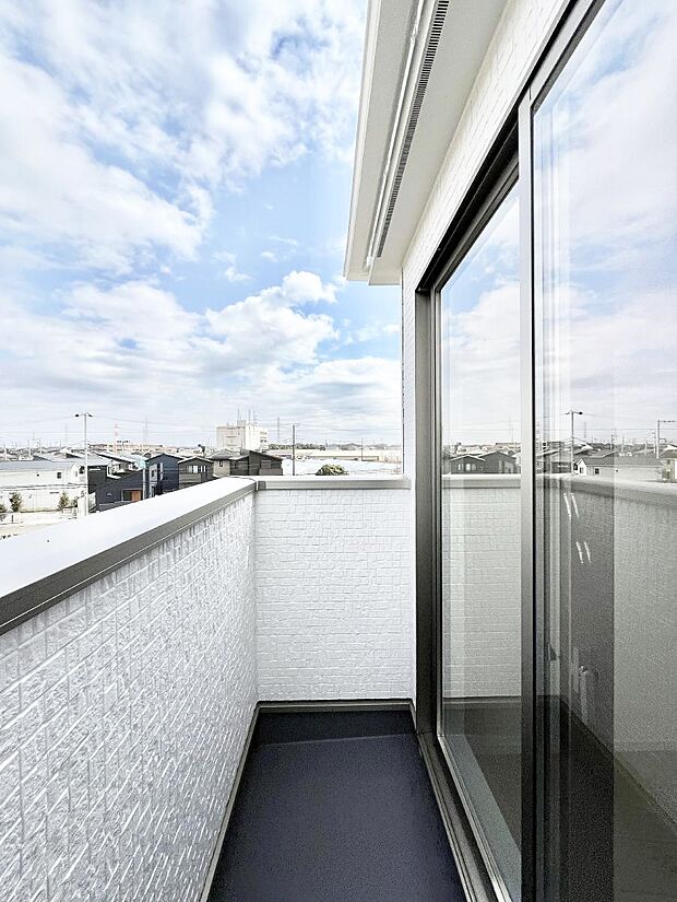 ~Balcony~ バルコニーは温かい陽がさしこみ、お布団や洗濯物を気持ちよく干すことができます。 使いやすく開放的なバルコニーです♪陽ざしがたっぷり降り注ぐ、バルコニー付き住まい。