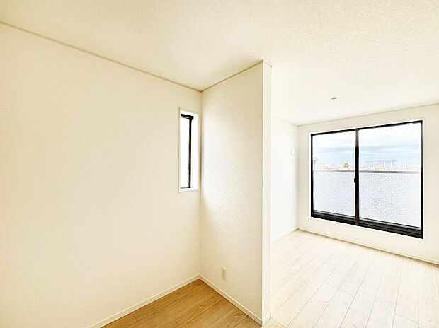 ~Bed Room~ 木の温もりがやさしいフローリングは安らぎをもたらすプライベート空間。明るめのフローリングですので、壁紙ともマッチし、お部屋を更に広く見せてくれる効果も。