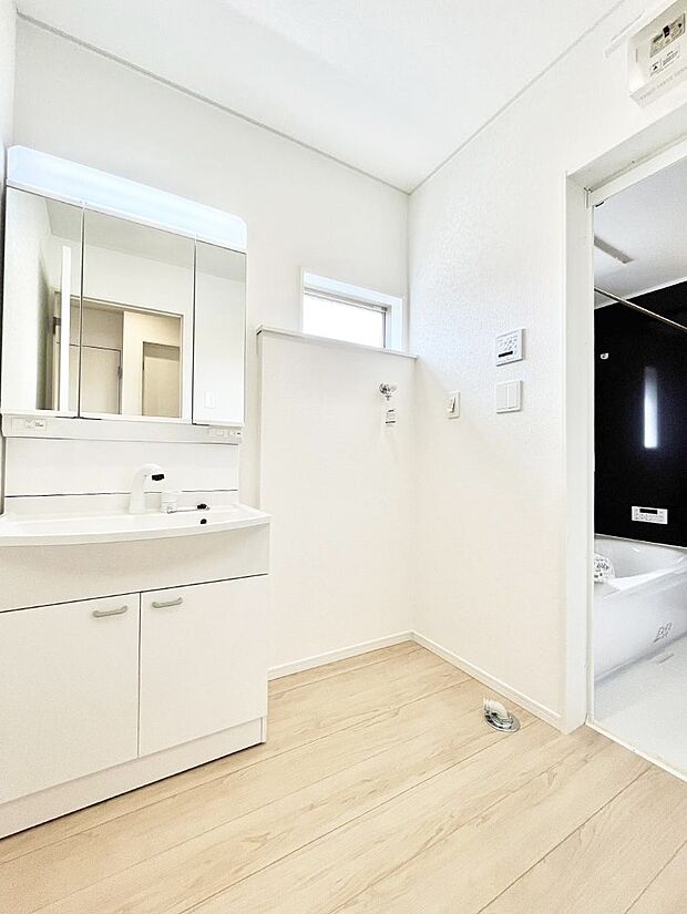 ~Dressing Room~ 明るく清潔感溢れるパウダールーム。毎日使う場所だからこそ、快適な空間となっております。シャンプードレッサーを採用しておりますので、朝シャンも手軽に出来ます。