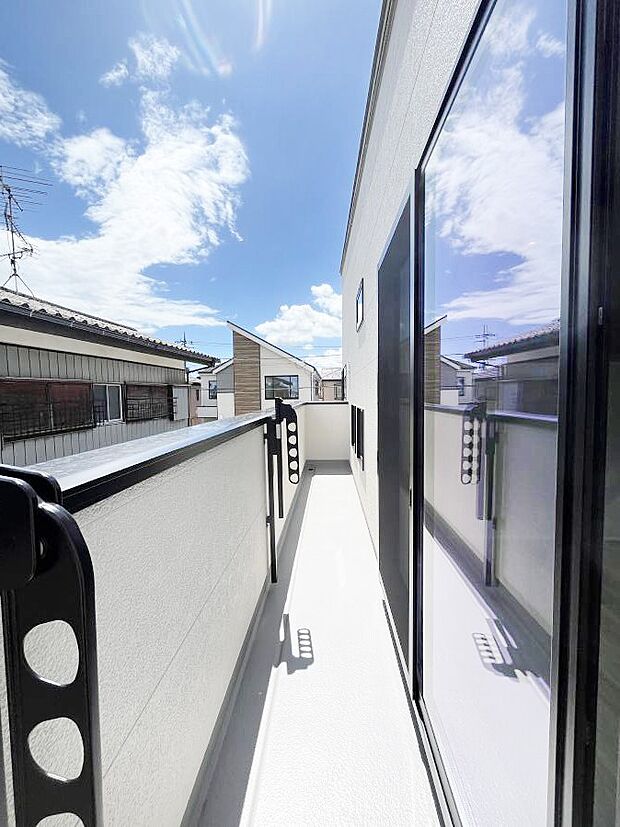~Balcony~ バルコニーは温かい陽がさしこみ、お布団や洗濯物を気持ちよく干すことができます。 使いやすく開放的なバルコニーです♪陽ざしがたっぷり降り注ぐ、バルコニー付き住まい。