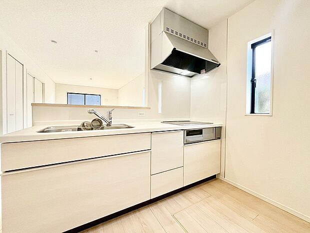 ~Kitchen~リビングが見渡せるカウンターキッチン。料理をしながら家族とコミュニケーションをとれるだけでなく、大きな開放感も得ることができます。 お子様の成長も感じることができますね!