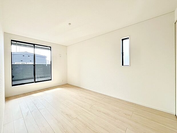 ~Bed Room~ 部屋数が多いのが戸建てのメリットです。ご家族が増えたことで手狭に感じていた住まいも戸建てでは各居室プライバシーを保つことができます。住まいにゆとりが生まれ心もリラックスできます♪