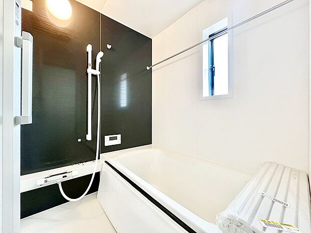 ~Bath Room~ ゆったりと足を伸ばして入浴することが可能!一日の疲れを癒す貴重なバスタイムです。お子様とご一緒でも十分な広さなので、リビングとは違った家族団欒のひと時をお楽しみいただけます。