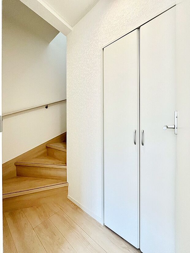 ~Storage~ 建物内部の収納には拘りました。廊下に設けた収納。少しでも空いているスペースを収納にすることで、無駄のない空間を演出しております。お荷物が多い方にも安心です。